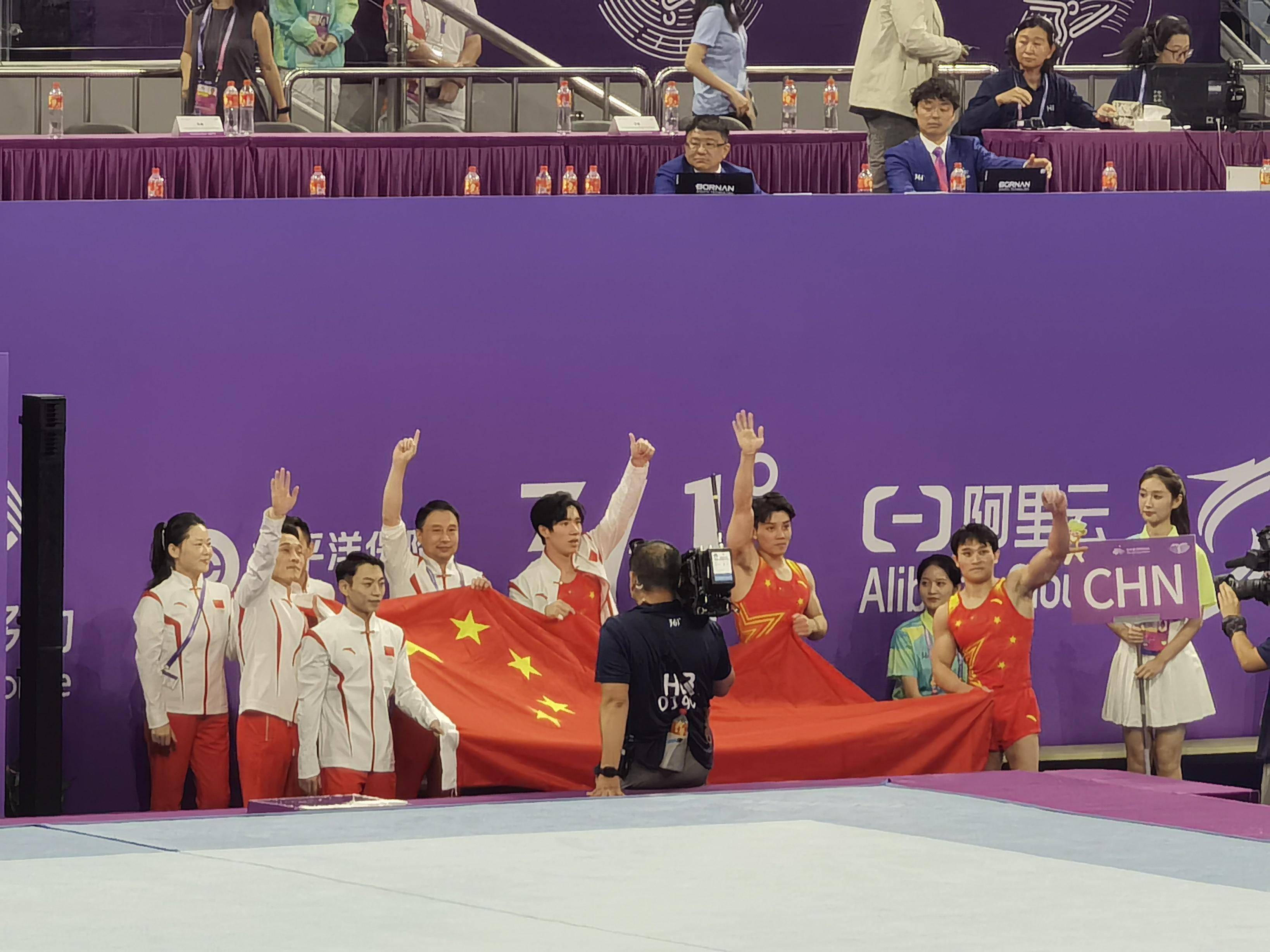 体操男子团体赛，中国队斩获银牌