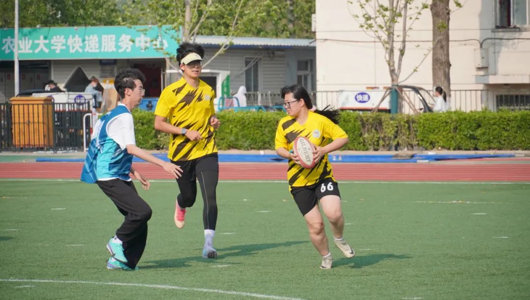 九游体育-球员们在比赛中奋勇争先，激情澎湃(球员们在比赛中奋勇争先,激情澎湃英语)